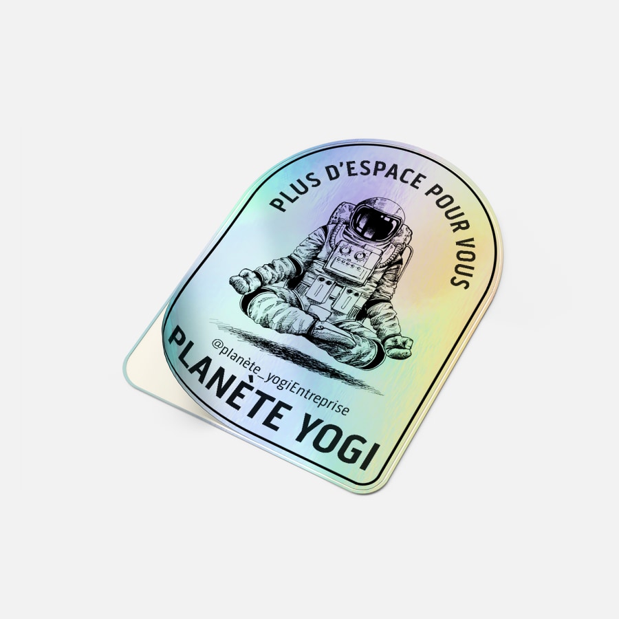Un autocollant holographique créé pour une marque de yoga, arborant l’image d’un astronaute et le message « Occupez plus d’espace » en légende.
