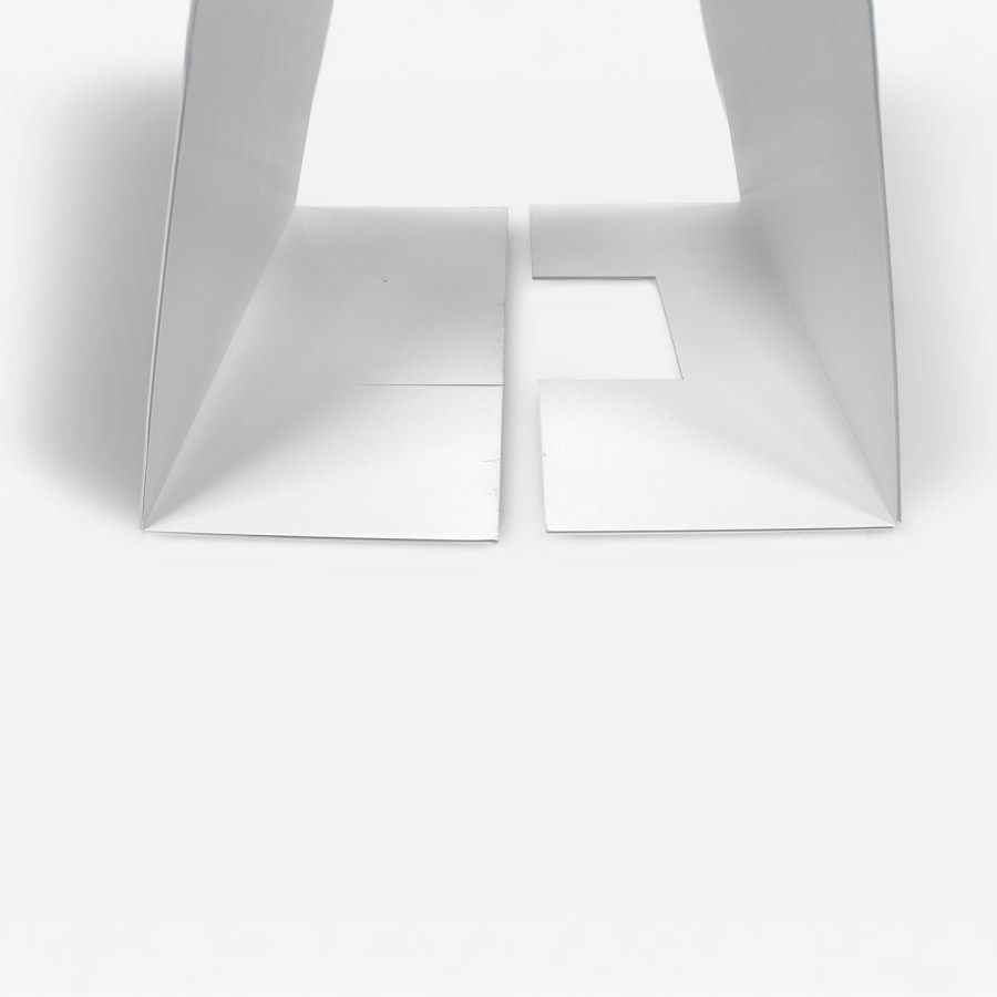 Cette image montre le fond séparé non assemblé d’un panneau sur pieds en carton ondulé.