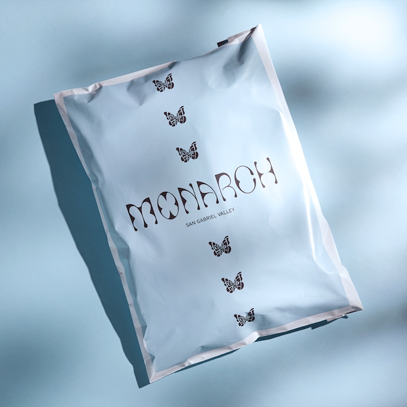 Une enveloppe en plastique faisant la promotion d’une entreprise de produits naturels, imprimée au recto et au verso.