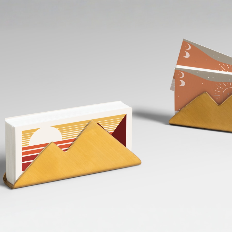 Deux porte-cartes d’affaires avec des cartes d’affaires faisant la promotion d’agences de voyages.