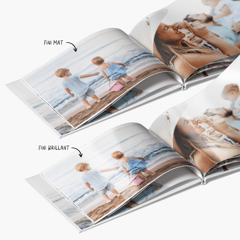 Deux livres photo ouverts sur les clichés d’une famille à la plage, accompagnés d’une note indiquant qu’il existe deux finis de papier : mat et glacé.