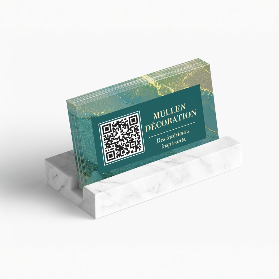 Porte-cartes d’affaires effet marbre pouvant contenir jusqu’à 25 cartes d’affaires et faisant la promotion d’une entreprise de décoration d’intérieur, avec un code QR imprimé sur le devant. 