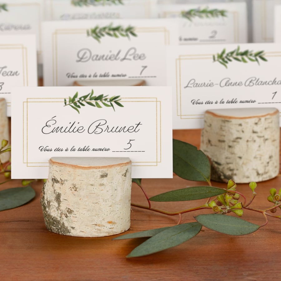 carte de nom de mariage avec motifs de fleurs et de feuilles