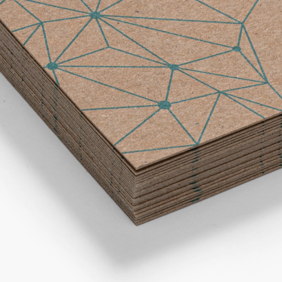 Une pile de cartes d’affaires sur papier kraft ornées d’un motif à carreaux chaleureux, créées pour un camping rustique.