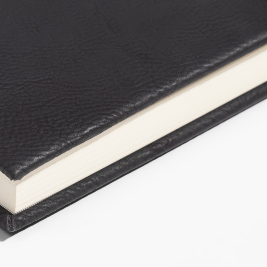 Détail en gros plan de la texture de la couverture en similicuir.