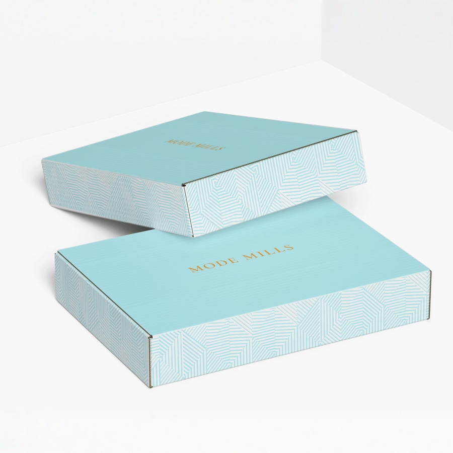 Boîtes d’expédition plates faisant la publicité d’une maison de mode.