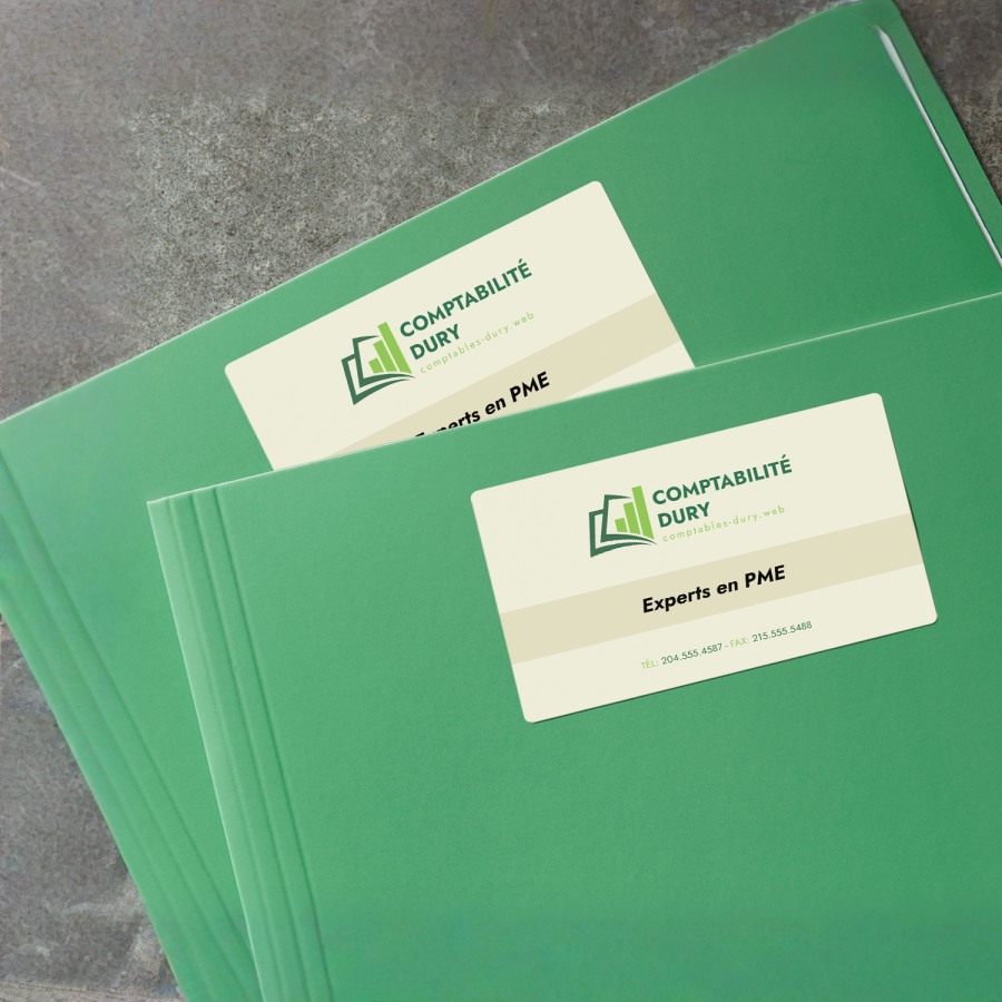 Un dossier sur le plat recto duquel une carte d’affaires autocollante fait la promotion d’un cabinet comptable.