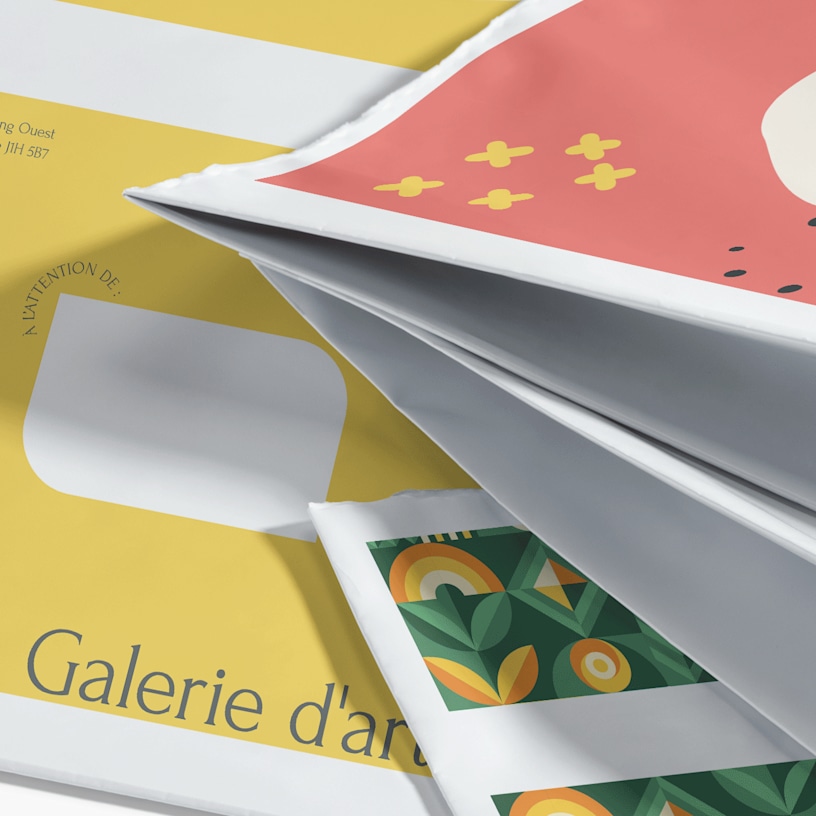 Une pile d’enveloppes en plastique faisant la promotion de différentes entreprises, avec un accent particulier sur l’option munie d’un soufflet inférieur.