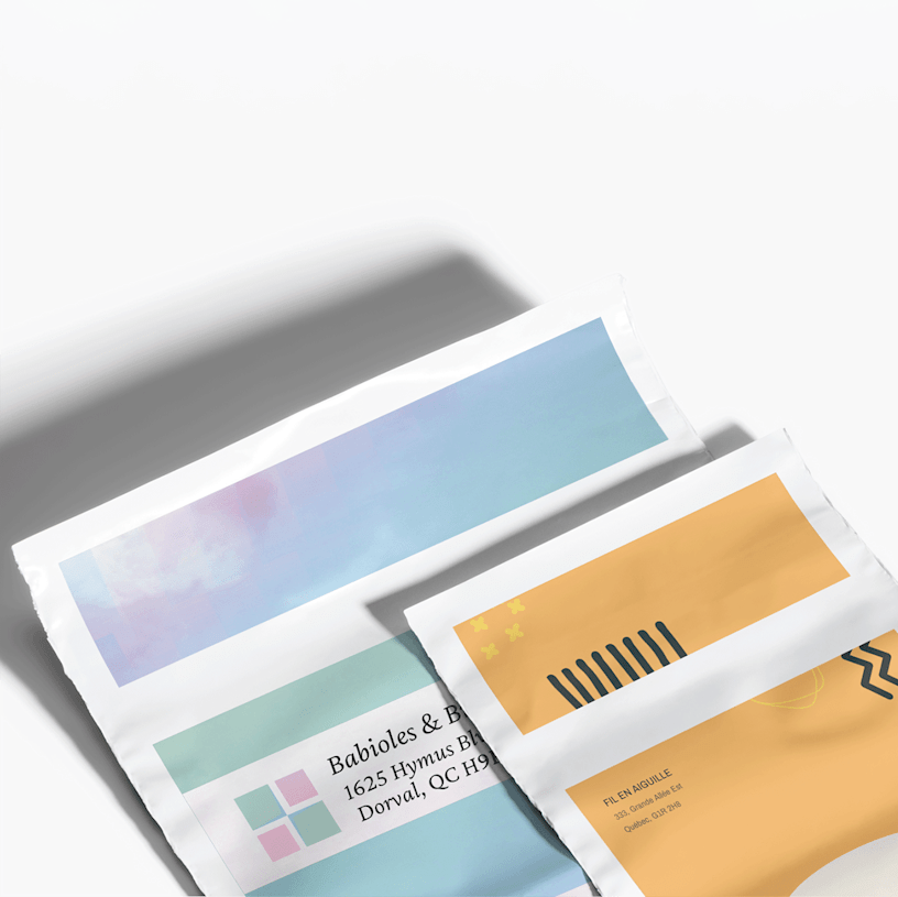 Deux enveloppes en plastique arborant un graphisme imprimé sur la fermeture.
