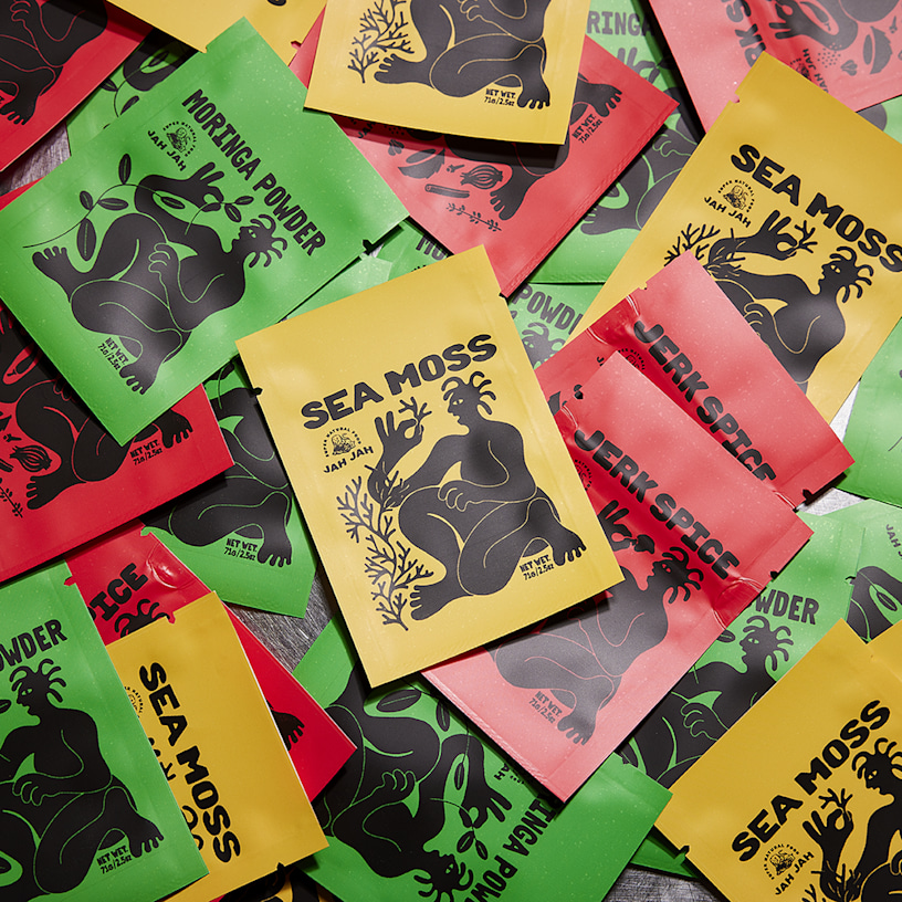 Une pile de pochettes plates pour des épices.