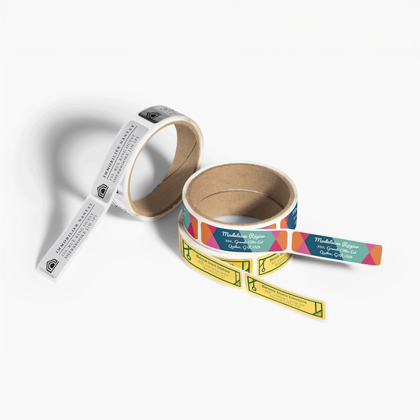 Trois rouleaux d’étiquettes d’adresse de retour provenant de différentes entreprises.