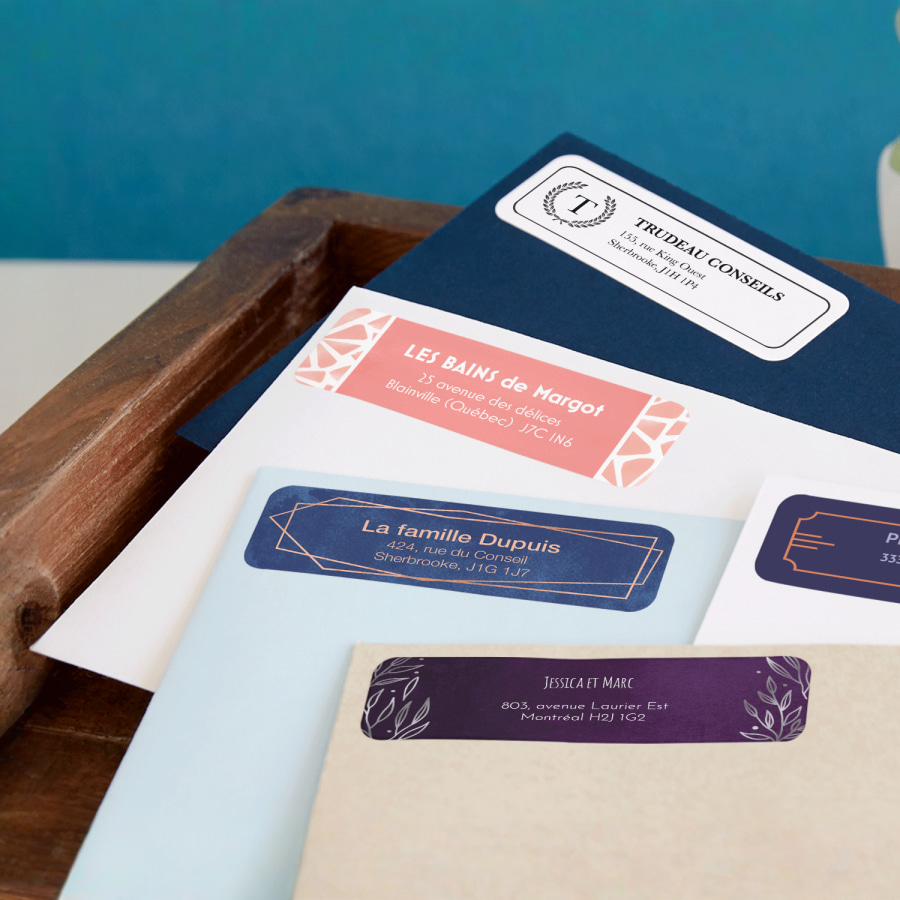 Plusieurs lettres portant des étiquettes d’adresse de retour dans le coin supérieur, en provenance d’entreprises différentes.