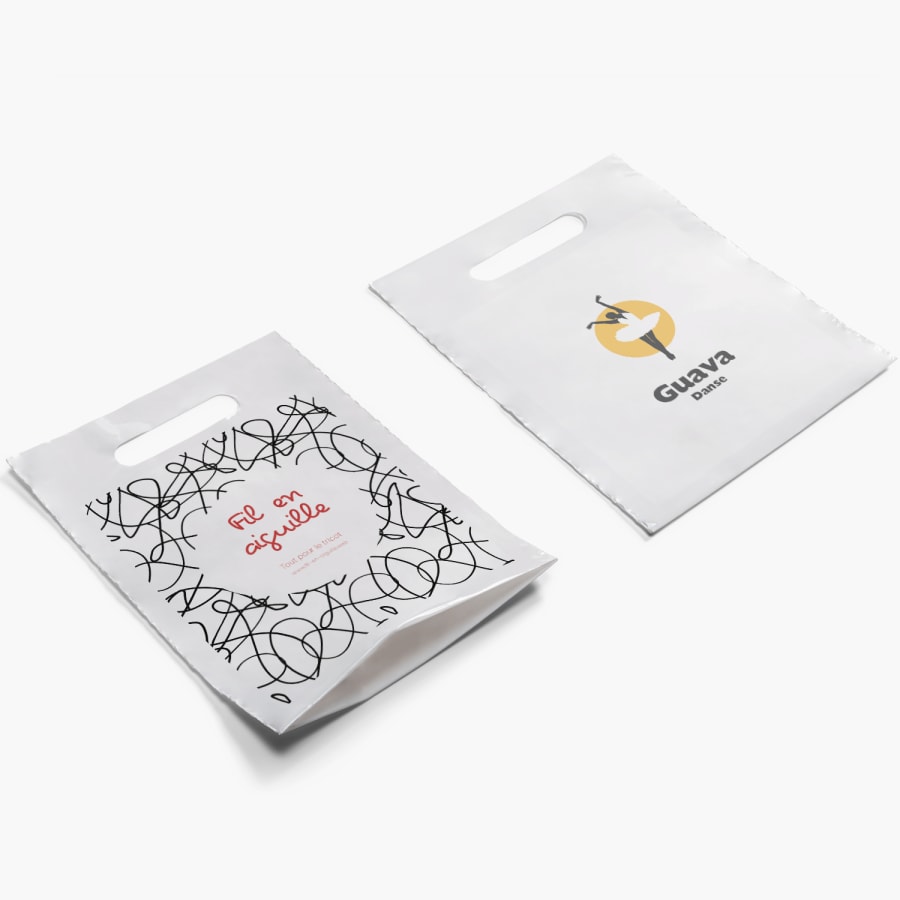 Deux sacs de magasinage sans anse : le premier est doté d’un soufflet et fait la promotion d’une mercerie, tandis que le second n’a pas de soufflet et fait la promotion d’un studio de danse.