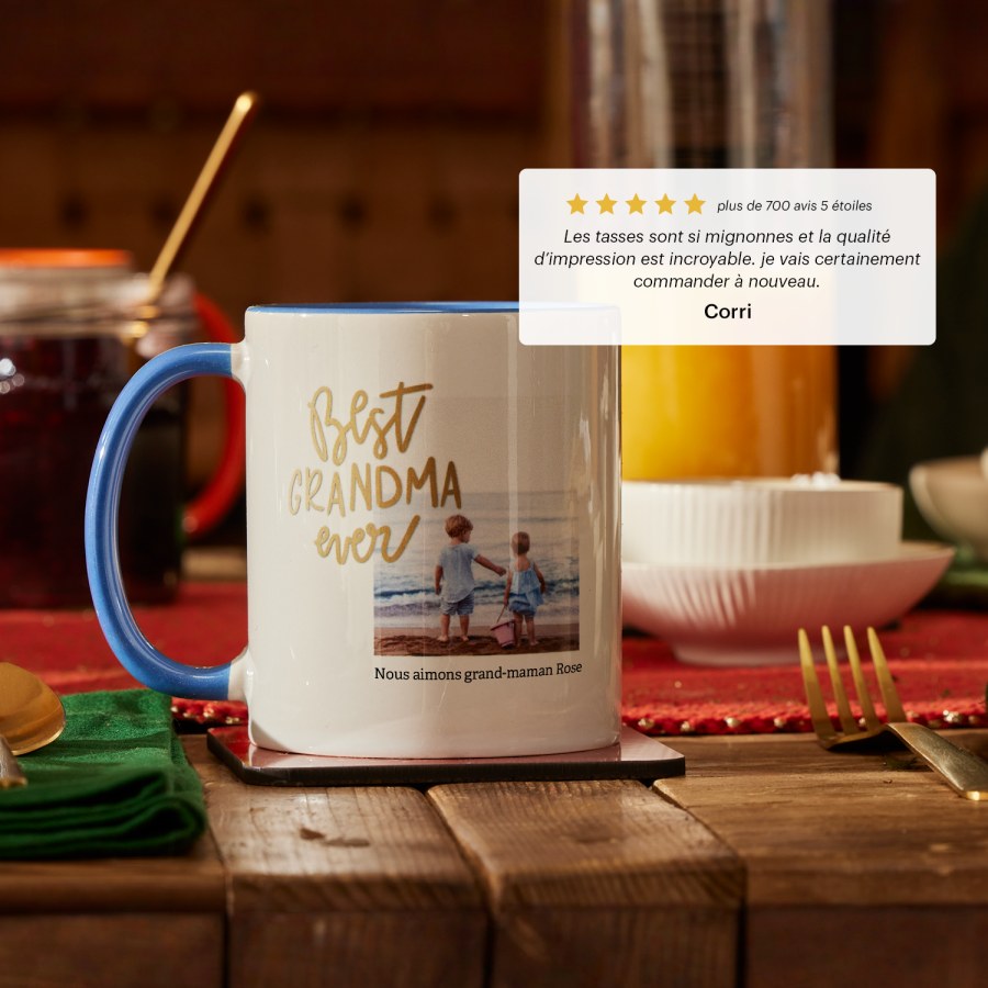 Une tasse photo à offrir à une grand-mère et un avis client : « Les tasses sont vraiment mignonnes et la qualité d'impression est incroyable. Je repasserai certainement une commande. »