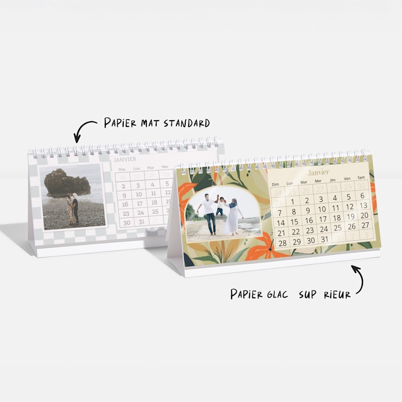 Deux calendriers de bureau personnalisés rectangulaires avec photos, avec une note indiquant les options de papiers : un papier mat standard ou un papier glacé supérieur. 