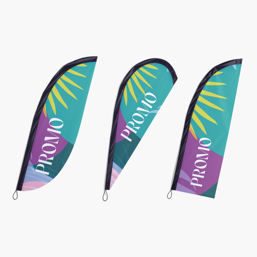 Un drapeau plume, un drapeau goutte et un drapeau aile, tous colorés et annonçant des soldes.