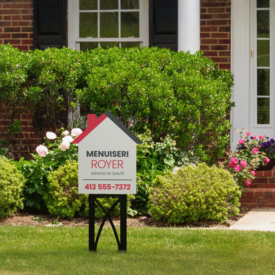 Une pancarte d’extérieur en forme de maison, créée pour une entreprise de charpenterie et installée à l’extérieur sur un support en plastique noir.
