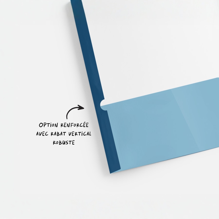 Gros plan sur une chemise de présentation montrant l’option renforcée avec un rabat vertical robuste. 