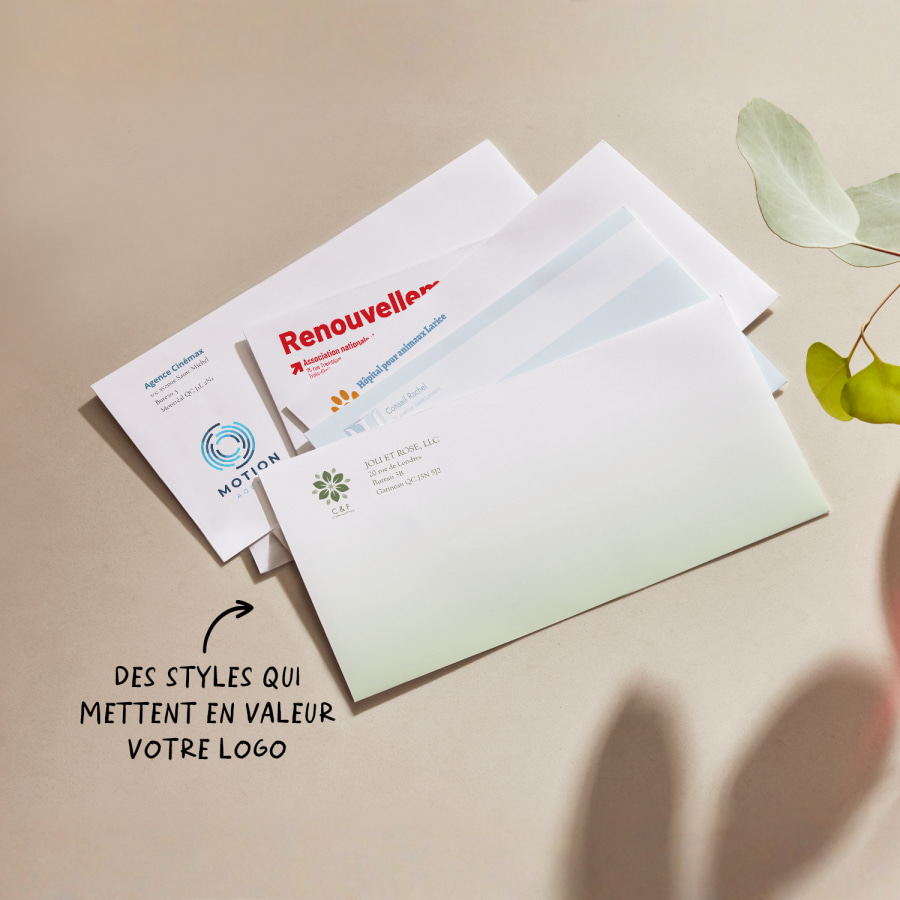 Enveloppes personnalisées au format DL montrant différents graphismes professionnels. On y voit un texte indiquant que les enveloppes ont des styles différents qui mettent en valeur votre logo