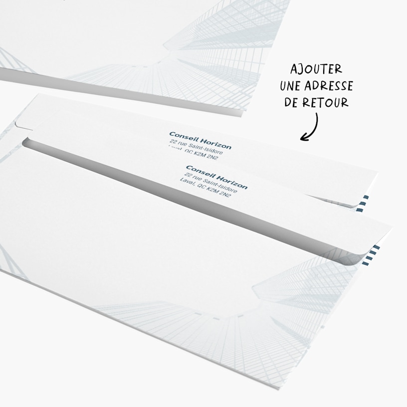 Dos d’une enveloppe personnalisée comportant un graphisme axé sur l’entreprise. On y voit un texte précisant que vous pouvez ajouter votre adresse de retour