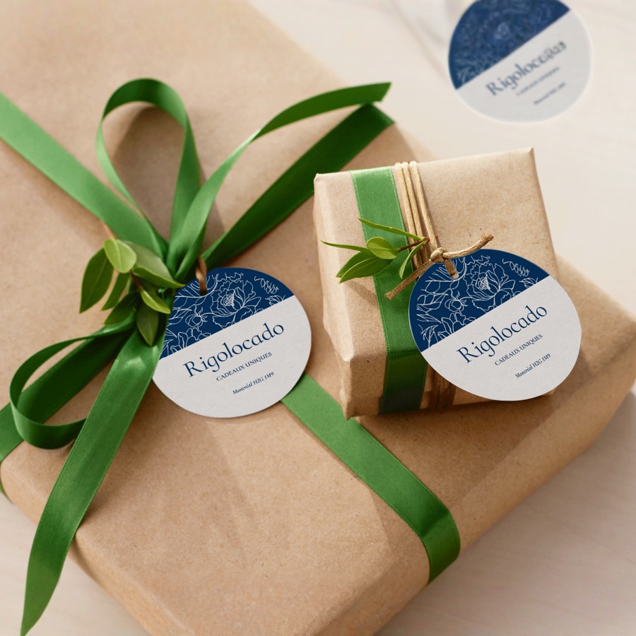 2 étiquettes à fil attachées à des cadeaux emballés avec une ficelle.