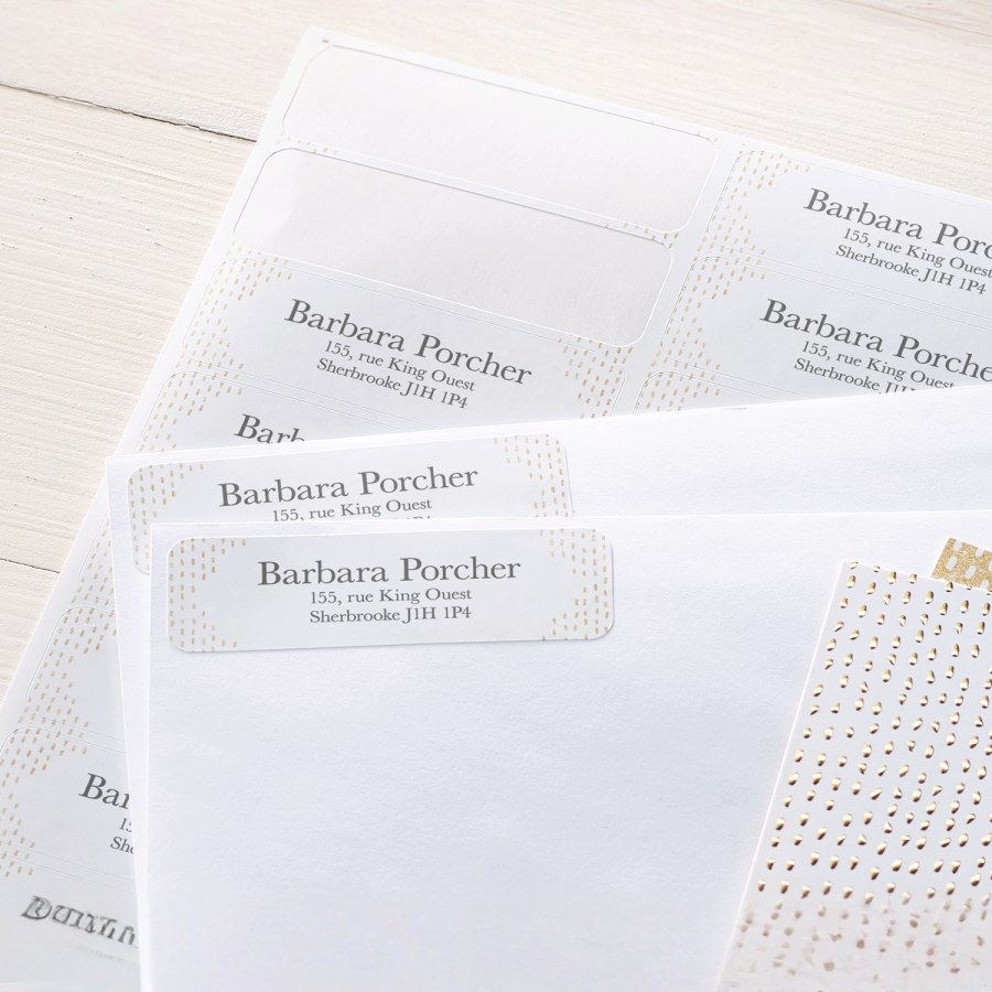 Quelques lettres comportant des étiquettes d’adresse de retour dans les coins, à côté de la feuille sur laquelle elles ont été prélevées.