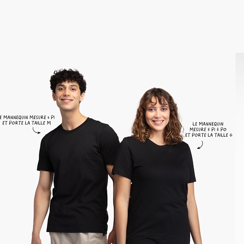 Un modèle masculin et un modèle féminin portant des t-shirts noirs simples. Le modèle masculin mesure 6 pieds et porte une taille moyenne, et le modèle féminin mesure 5,5 pieds et porte une taille large.    
