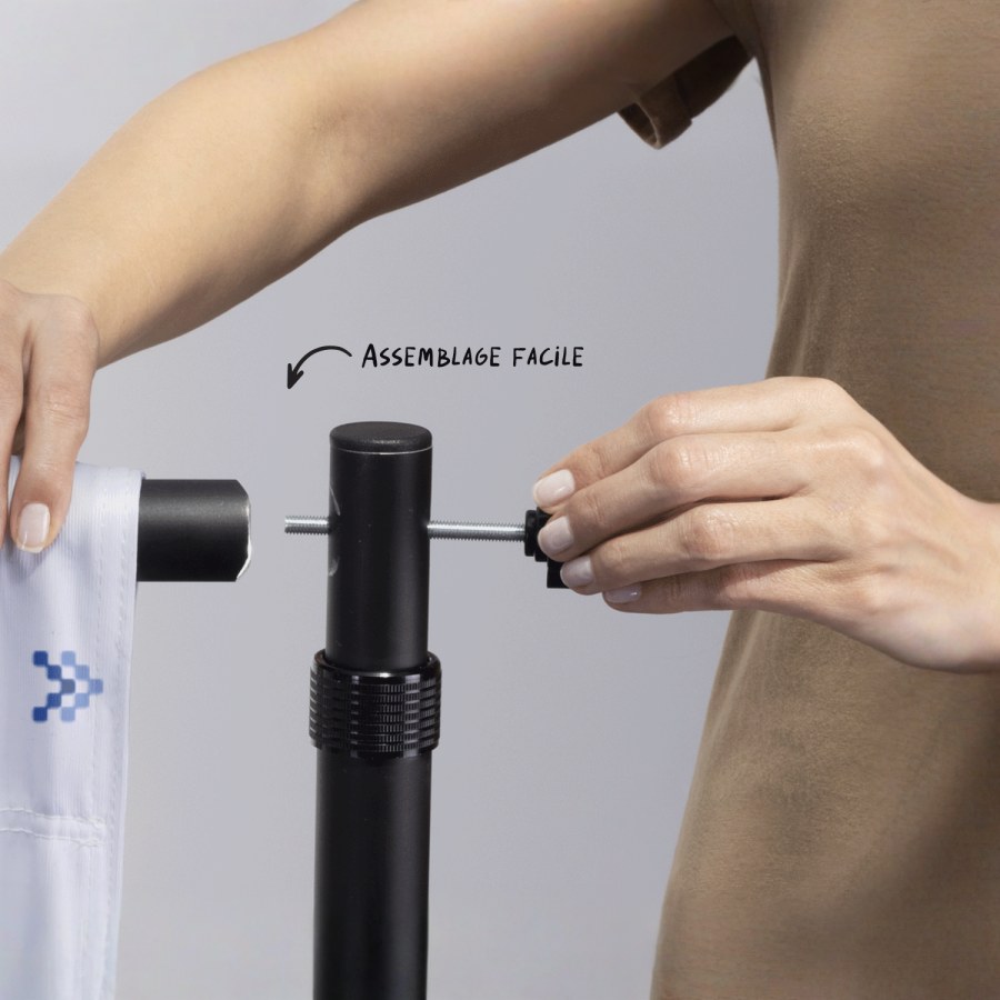 Une femme en train d’assembler une toile de fond.