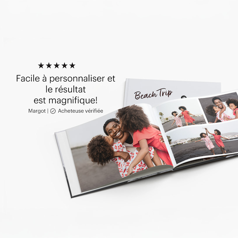 Un livre photo ouvert sur des images d’une mère et de ses deux jeunes enfants sur la plage, avec l’avis d’un client : « Facile à personnaliser, et le résultat est magnifique! » 