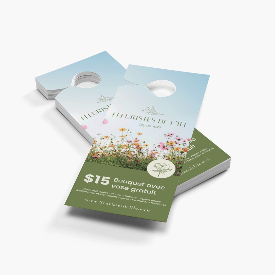 Une pile d'affichettes de porte faisant la promotion d'une offre chez un fleuriste. 