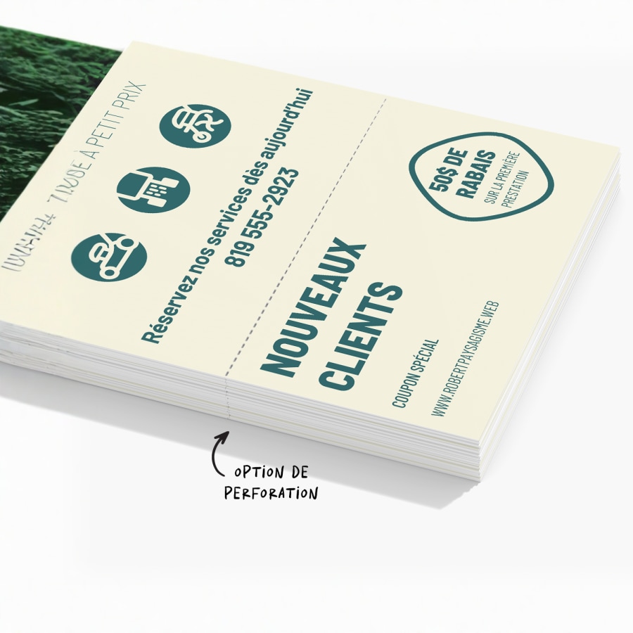 Une pile d'affichettes de porte perforées avec des bons de réduction pour l'entretien de la pelouse, avec une note indiquant qu'il s'agit de l'option perforée. 