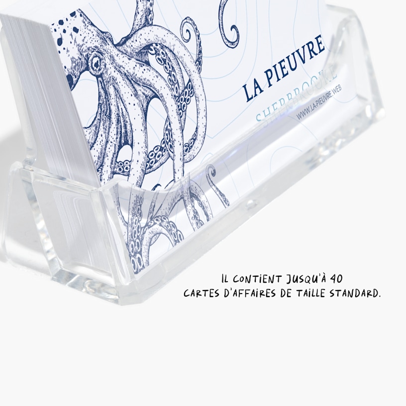 Un porte-cartes d’affaires en acrylique contenant des cartes d’affaires pour un restaurant, avec une note indiquant qu'ils peuvent contenir jusqu'à 40 cartes d’affaires standard. 