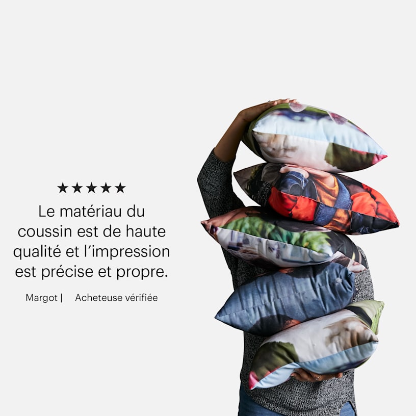 Une personne tenant une pile de coussins personnalisés avec différentes photos. Un avis de client sur les oreillers dit : « Le matériau du coussin est de haute qualité et l’impression est précise et nette. »