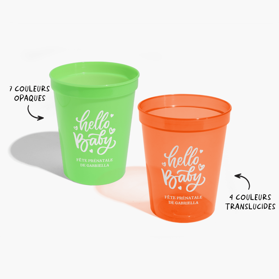 Gobelets de stade personnalisés pour une fête prénatale, avec une remarque précisant qu’il y a sept couleurs opaques et quatre couleurs translucides disponibles.