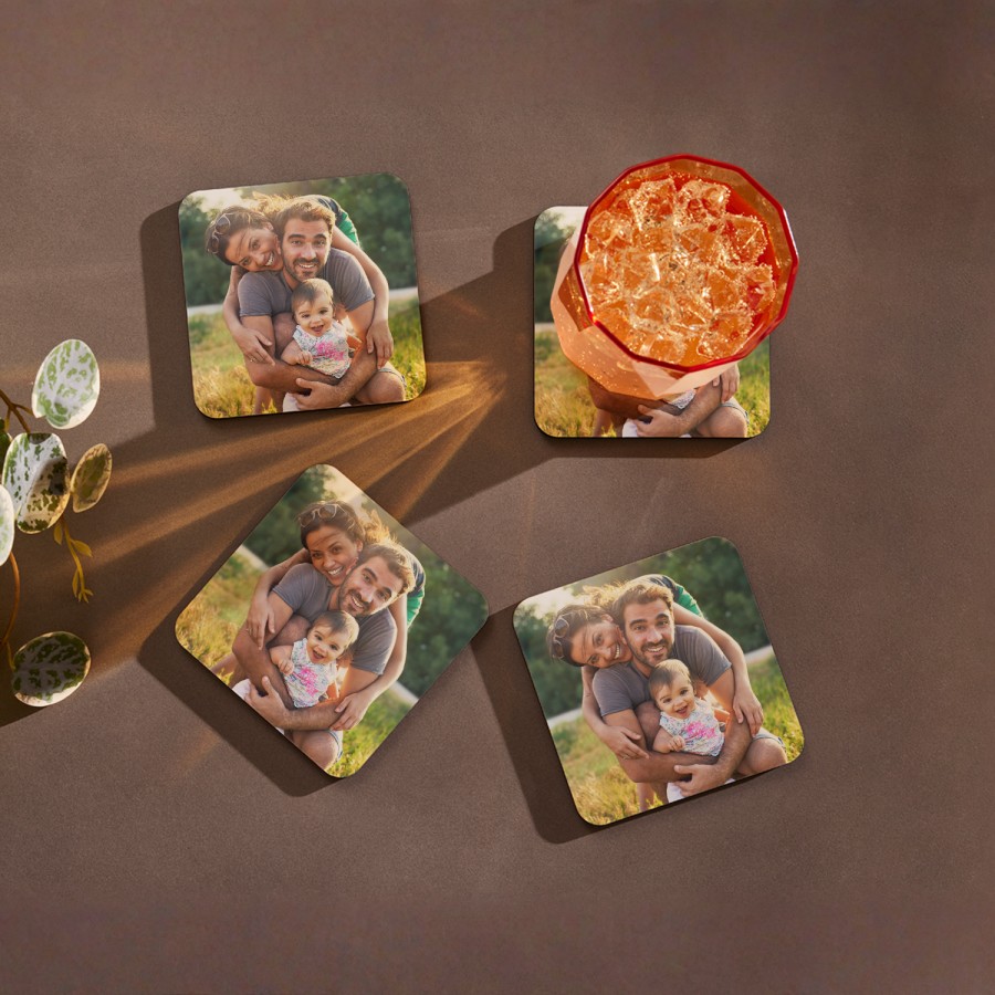 Sous-verres photo sur lesquels figurent un couple et leur bébé. 