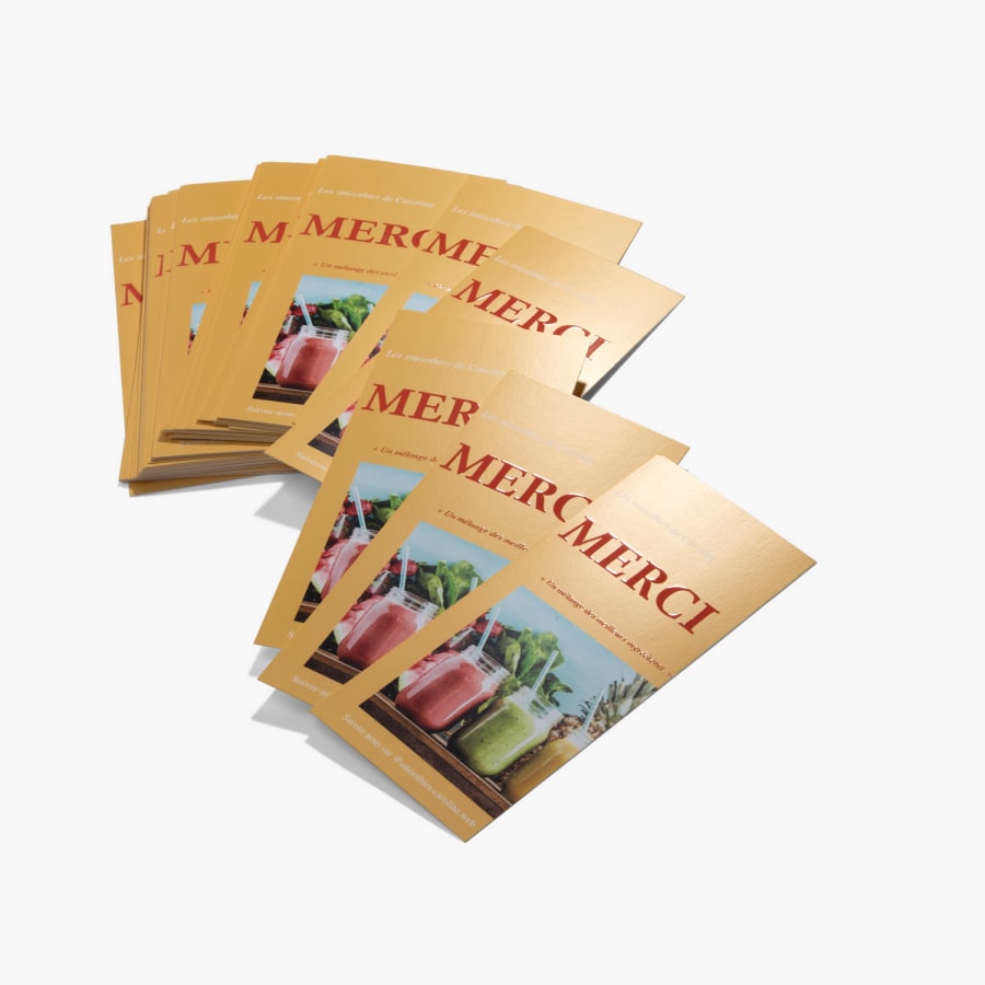 Une pile de cartons d’information brillantes en relief, faisant la promotion d'une entreprise de jus ou de smoothies.