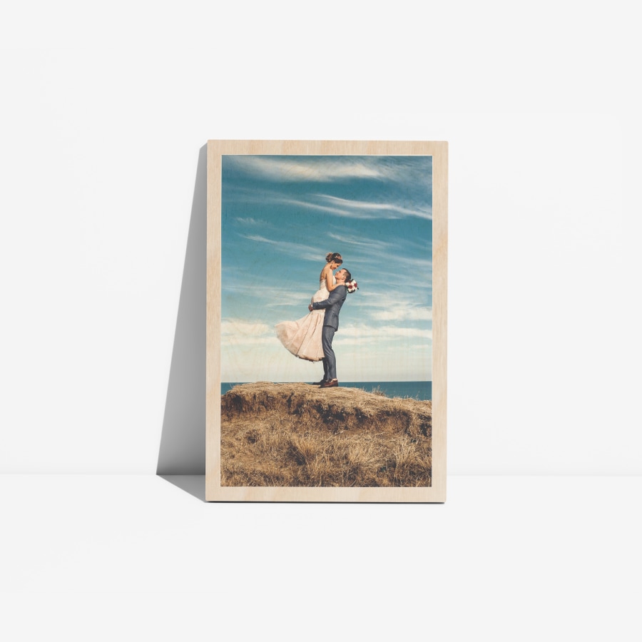 Une impression sur bois pour table représentant une photo d’un couple le jour de leur mariage. 