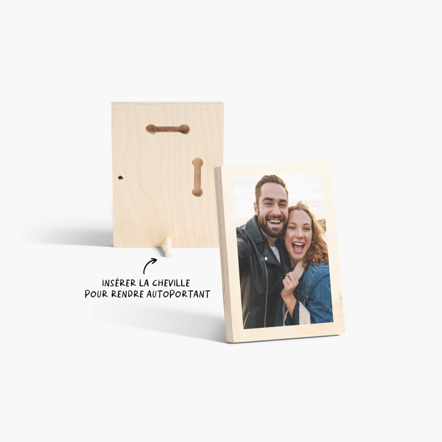 Vue avant et arrière d'une impression sur bois pour table présentant une photo d'un couple souriant, avec une note indiquant que vous pouvez insérer une cheville pour une présentation sur table.
