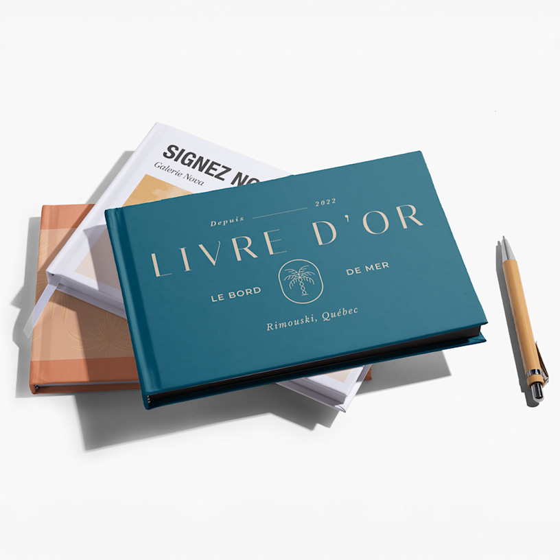 Une pile de livres d’or, l’un avec le nom d’un hôtel sur la couverture et l’autre avec le nom d’une galerie d’art. 