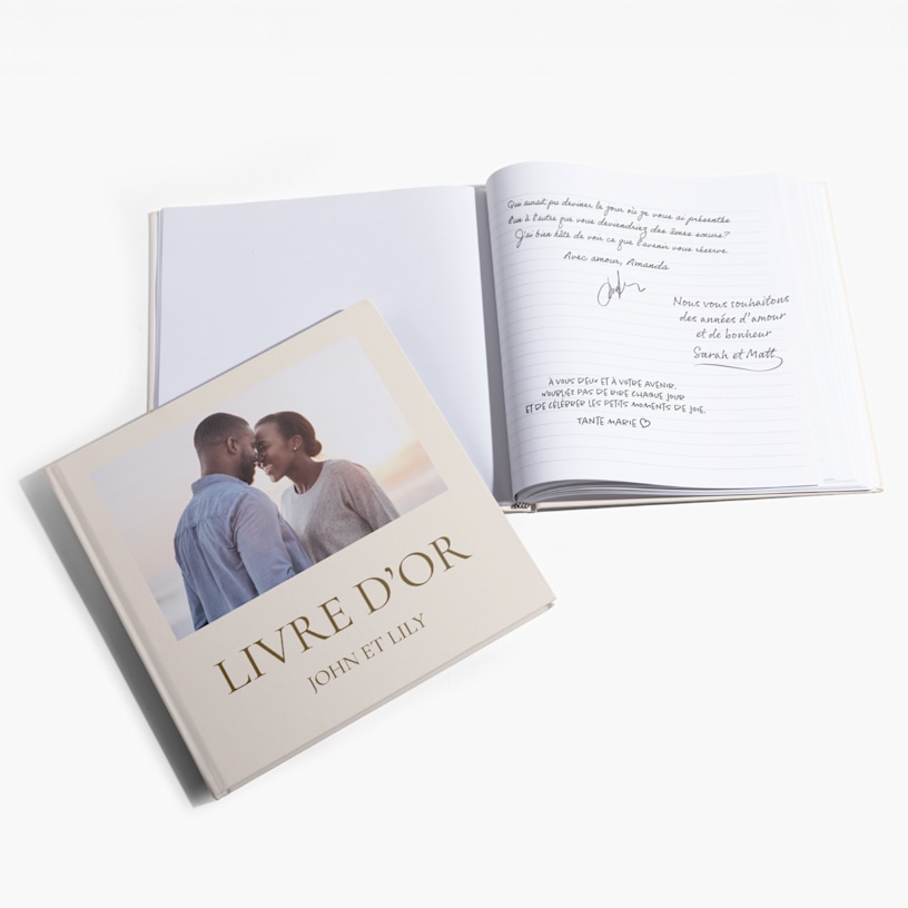 Une pile de livres d’or de mariage arborant les noms des mariés et un motif botanique. 