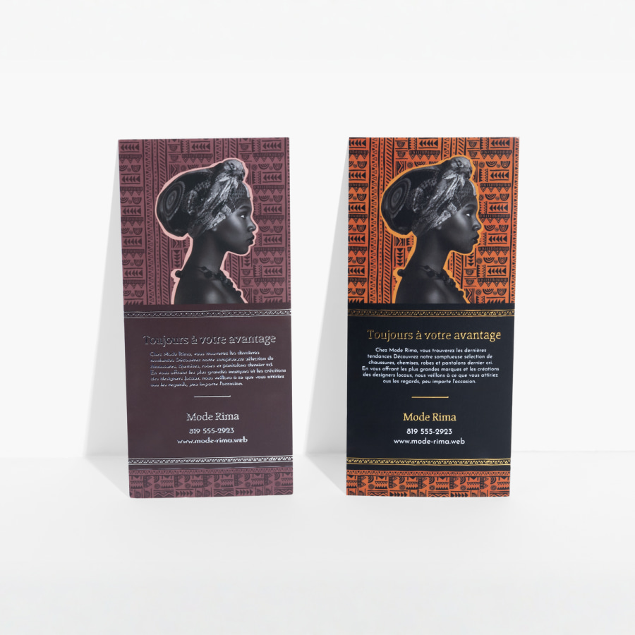 Un carton d’information avec effet métallisé argenté en relief et un carton d’information avec effet métallisé doré en relief faisant la publicité d’un magasin de vente au détail.