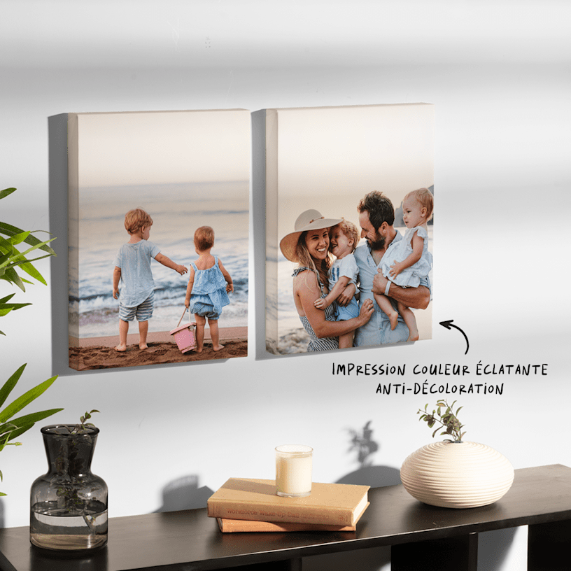 Deux impressions sur toile 12 x 16 po avec cadres en bois représentant des photos de famille à la plage 