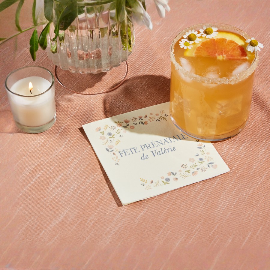 Une serviette cocktail personnalisée pour une fête prénatale. 