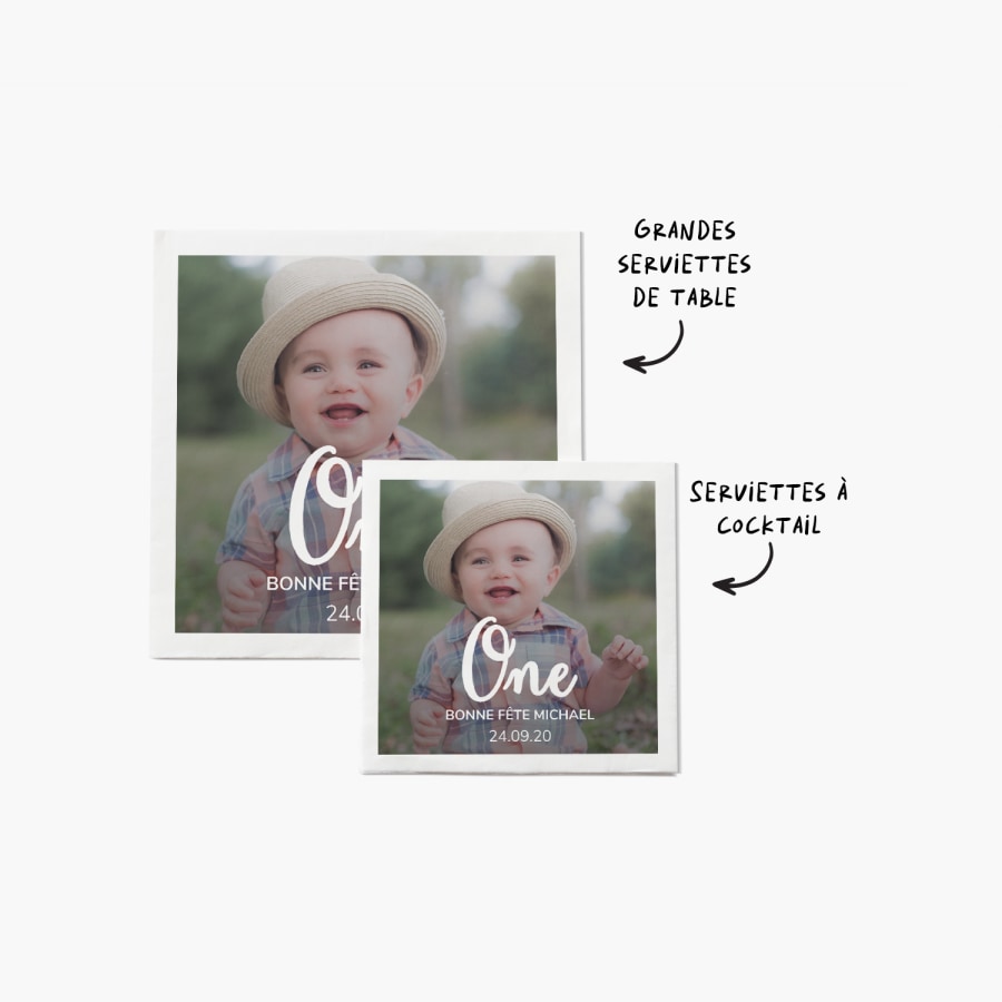 Deux serviettes de table avec la photo d’un petit garçon d’un an et un message de fête d’anniversaire, avec des notes indiquant que l’une est une serviette de table grand format et l’autre une serviette de table format cocktail. 