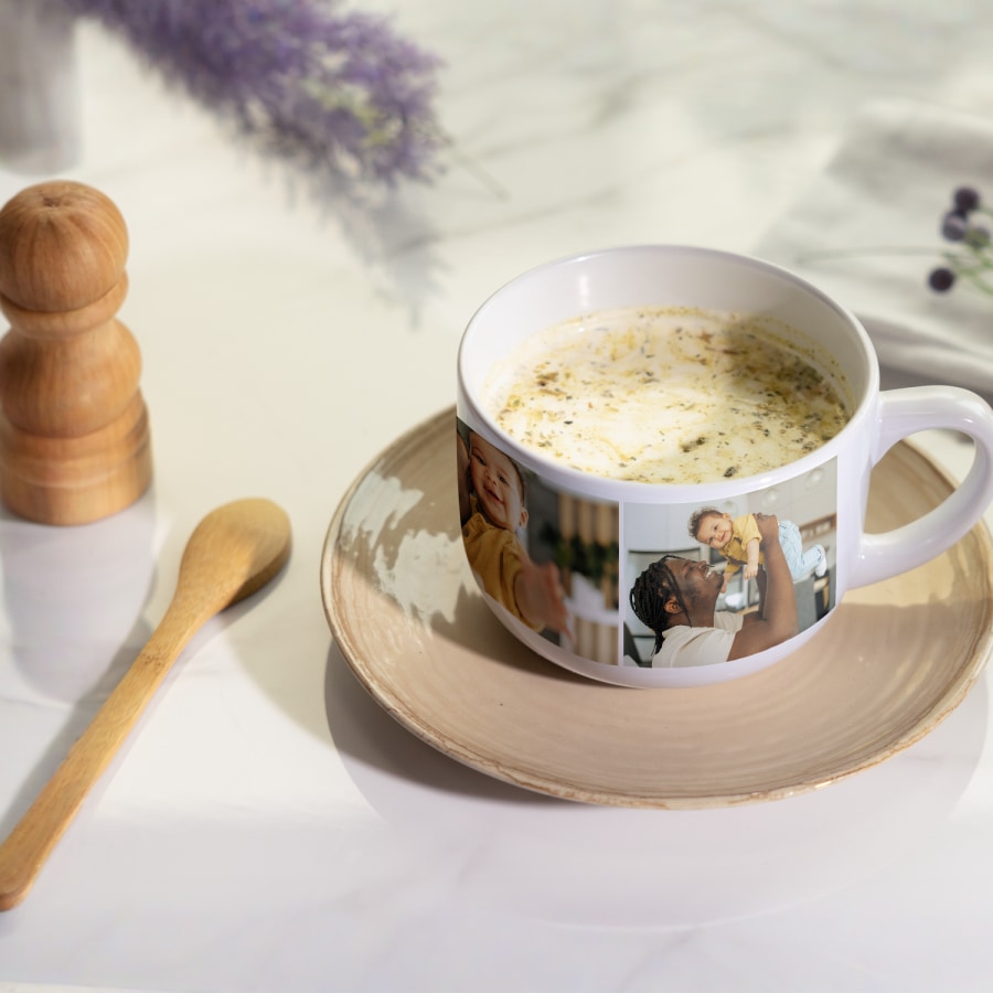 Une tasse à soupe remplie d’une boisson chaude et personnalisée avec des photos d’un père et de son fils. 