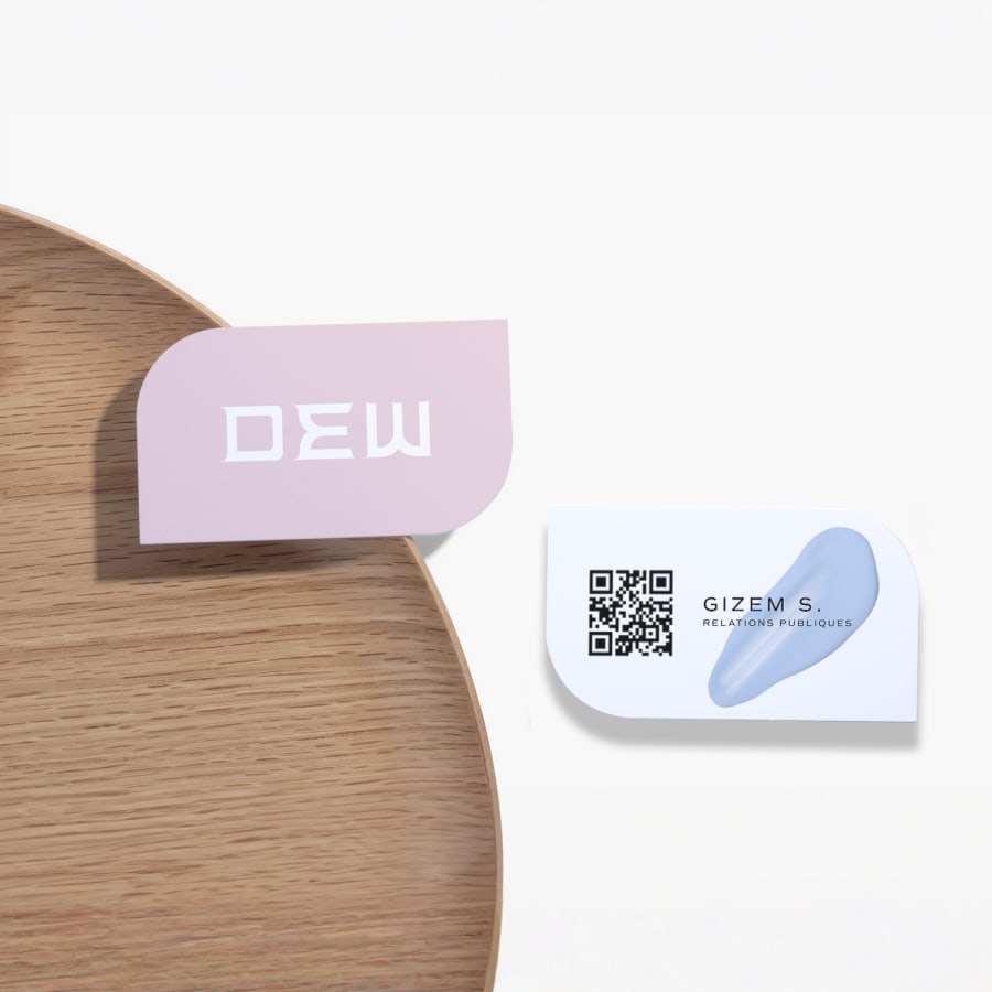 Vue du recto et du verso d’une carte d’affaires en forme de feuille contenant un code QR, créée pour un conseiller en relations publiques.