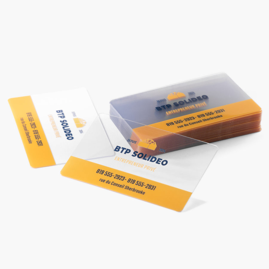 Une pile de cartes d’affaires en plastique transparent créées pour une entreprise de construction.