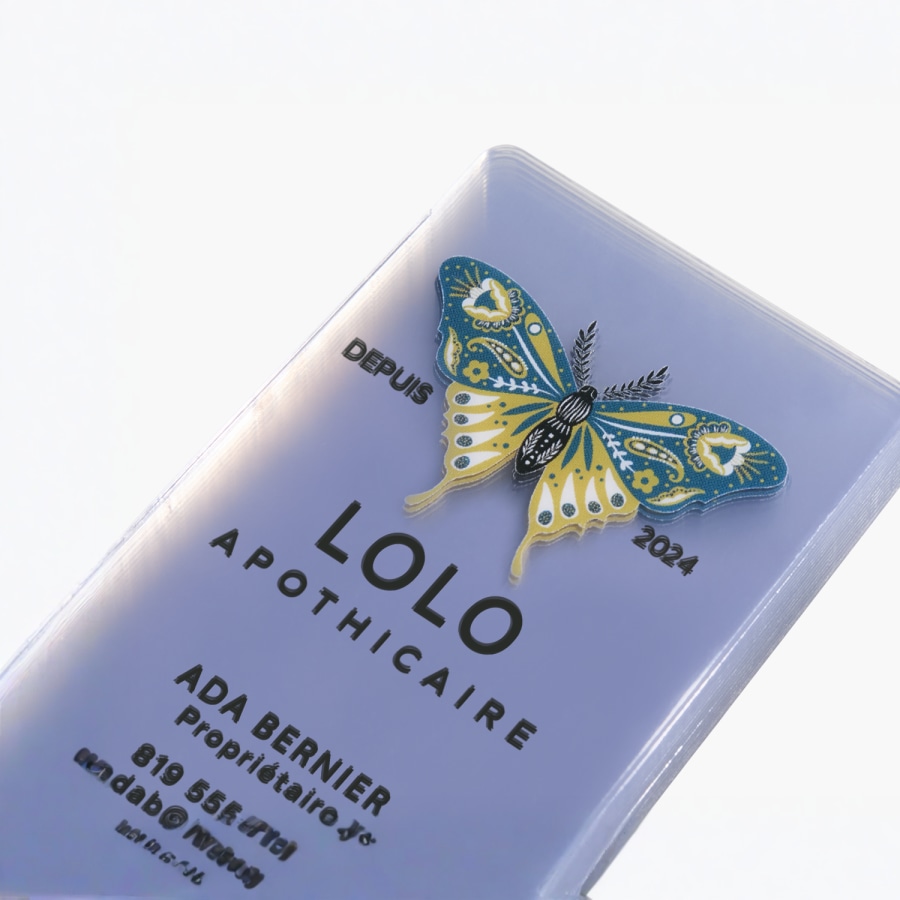 Une pile de cartes d’affaires en plastique transparent créées pour le propriétaire d’un magasin de santé holistique.