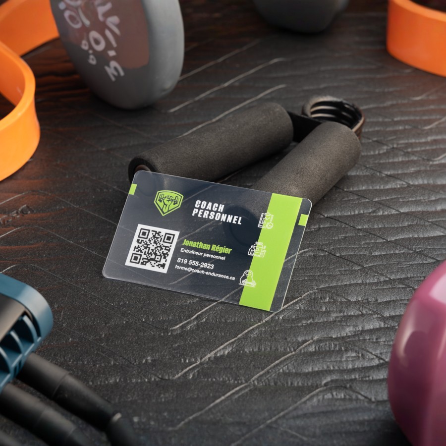 Une carte d’affaires en plastique transparent créée pour un entraîneur personnel, avec des appareils d’exercice en arrière-plan. 