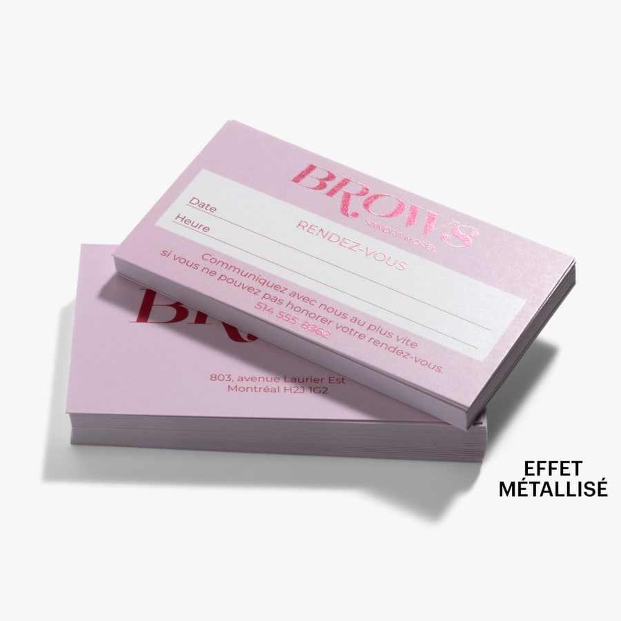 Deux piles de cartes de rendez-vous avec effet métallisé créées pour un institut de beauté, l’une montrant le recto des cartes, l’autre le verso.